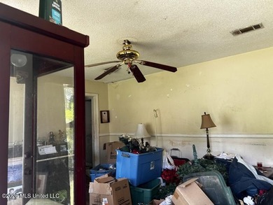 Brick exterior, 3 bedrooms and 1 bathroom. Make an appointment - photo 3