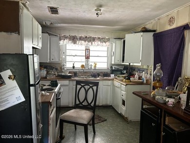Brick exterior, 3 bedrooms and 1 bathroom. Make an appointment - photo 4