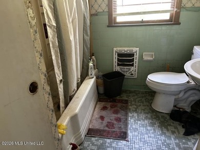 Brick exterior, 3 bedrooms and 1 bathroom. Make an appointment - photo 6