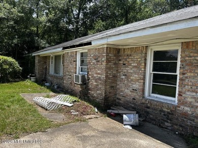 Brick exterior, 3 bedrooms and 1 bathroom. Make an appointment - photo 10