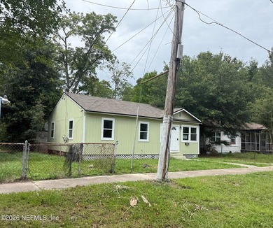 Wow great price on this 3/1 home. Ready for a buyer to make a - photo 3