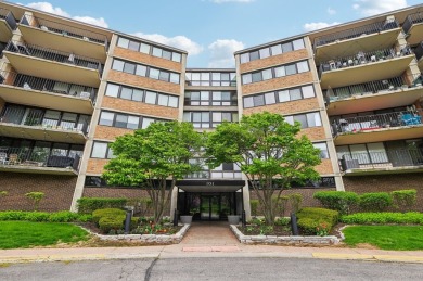 Lake Home For Sale in Schaumburg, Illinois