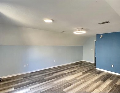 Beautifully updated 4BR/3.5BA coastal home on a prime .34-acre - photo 17