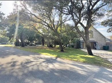 Beautifully updated 4BR/3.5BA coastal home on a prime .34-acre - photo 28