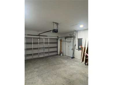 Welcome home to this lightly lived in 3 Bedroom, 2 Bathroom, 2 - photo 18