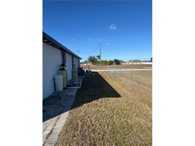 Welcome home to this lightly lived in 3 Bedroom, 2 Bathroom, 2 - photo 28