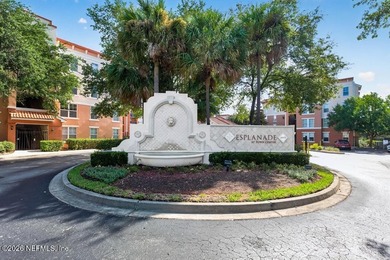 Wow! Beautiful top floor end unit in desirable Esplanade at Town - photo 1