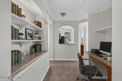 Wow! Beautiful top floor end unit in desirable Esplanade at Town - photo 3