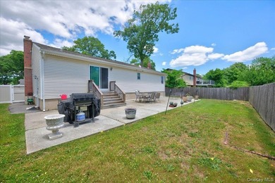 Welcome to this beautifully maintained 3-bedroom, 2-full-bath - photo 14