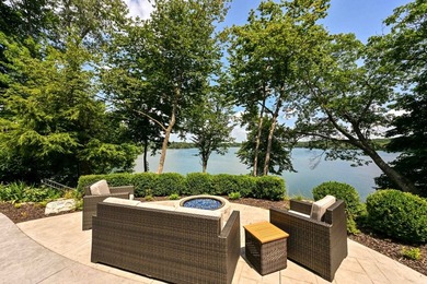 Fully renovated in 2022, this luxurious 4BR, 4.5BA lakefront - photo 2