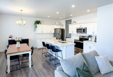 **MOTIVATED SELLERS** Home is VACANT - Easy to Show. This - photo 4