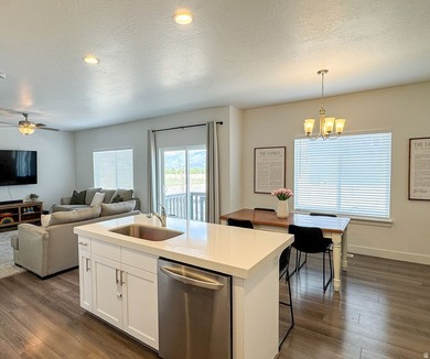 **MOTIVATED SELLERS** Home is VACANT - Easy to Show. This - photo 10