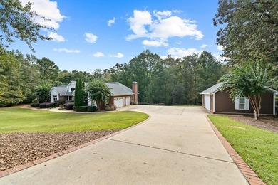 Welcome to refined living in this exceptional private estate - photo 8