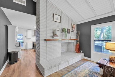 This mid-century modern home in Magnolia Park blends nice - photo 4