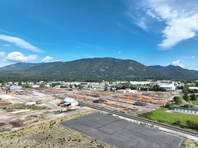 Prime In-Town Location - Versatile industrial-zoned building - photo 3