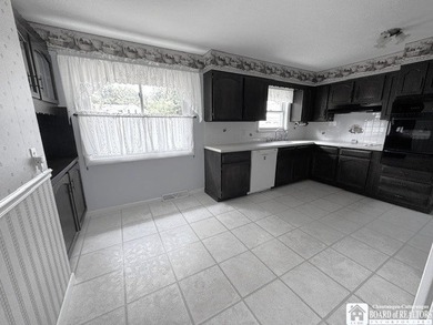 Such a meticulously maintained ranch home in a quaint little - photo 11