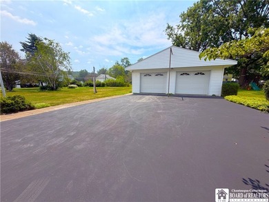 Such a meticulously maintained ranch home in a quaint little - photo 25