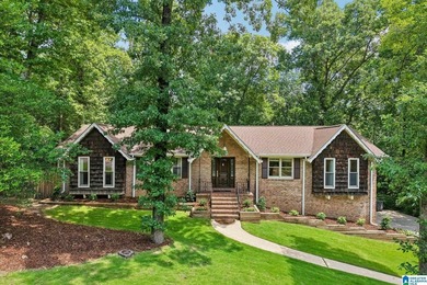 Welcome to this beautifully maintained full-brick 5-bedroom - photo 2