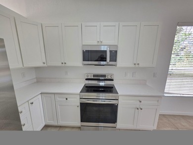 RENOVATED! New Kitchen cabinets, new quartz counter top, New - photo 4