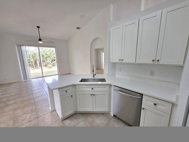 RENOVATED! New Kitchen cabinets, new quartz counter top, New - photo 5