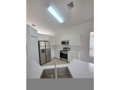 RENOVATED! New Kitchen cabinets, new quartz counter top, New - photo 6