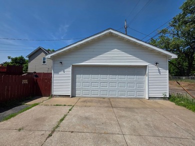 Welcome to 945 Geranium Ave E in Saint Paul! This charming 2 bed - photo 20