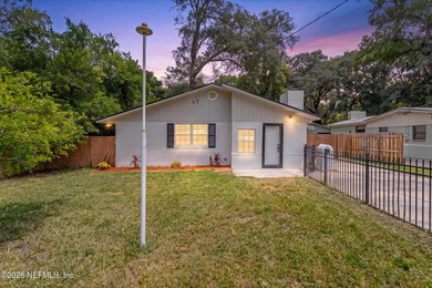 **Completely Remodeled & Move-In Ready !** This beautifully - photo 2