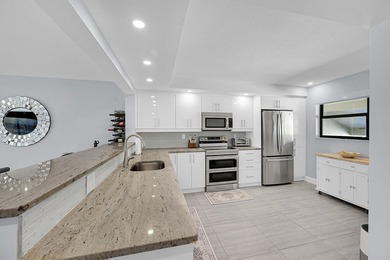 :Immaculate remodeled unit with amazing views. Spacious open - photo 1