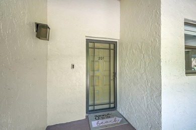 :Immaculate remodeled unit with amazing views. Spacious open - photo 4
