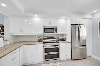 :Immaculate remodeled unit with amazing views. Spacious open - photo 7