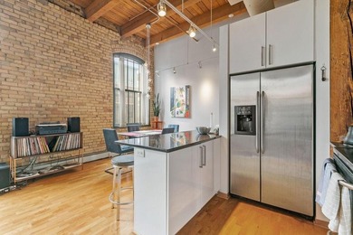 Historic Riverwalk Building located in the heart of North Loop - photo 7
