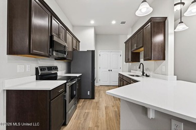 Welcome home to this beautiful 3 Bedroom, 2 Bath that delivers - photo 12