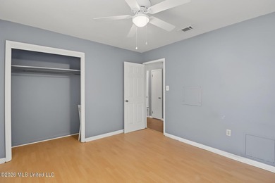 Welcome home! This updated 3-bedroom, 2-bathroom sits in a quiet - photo 18