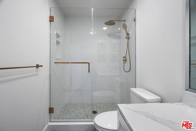 Beautifully renovated single-story condominium offering 1,433 - photo 15