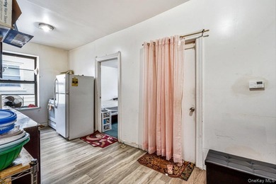 Legal 4 family 7 Bedrooms & 6 full bathrooms +5 Rooms in - photo 2