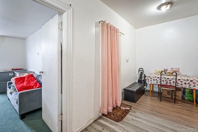 Legal 4 family 7 Bedrooms & 6 full bathrooms +5 Rooms in - photo 5