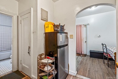 Legal 4 family 7 Bedrooms & 6 full bathrooms +5 Rooms in - photo 7