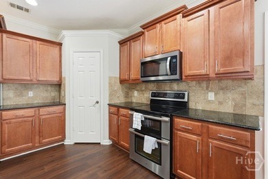 GATED COMMUNITY TOWNHOUSE READY FOR MOVE-IN. LOVELY PLACE TO - photo 6