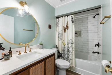 Bright and sunny end unit townhouse with high ceilings, large - photo 12