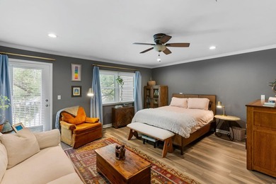 Bright and sunny end unit townhouse with high ceilings, large - photo 13