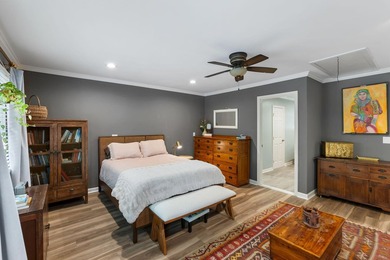 Bright and sunny end unit townhouse with high ceilings, large - photo 17