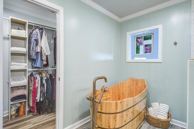 Bright and sunny end unit townhouse with high ceilings, large - photo 20