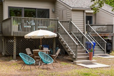 Bright and sunny end unit townhouse with high ceilings, large - photo 23