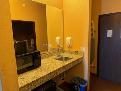 Located on the fifth floor, this spacious three bedroom condo - photo 31