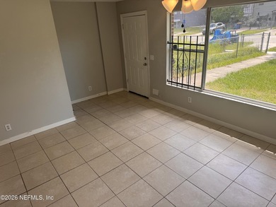 MOVE IN READY! This END UNIT townhome is a perfect starter home - photo 5