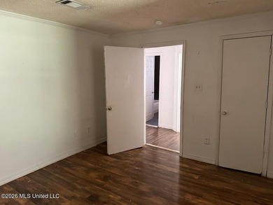 Some homes have good bones. This one has good bones and good - photo 15