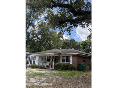 Only a couple of blocks from the BEACH!! This *fixer upper* - photo 1