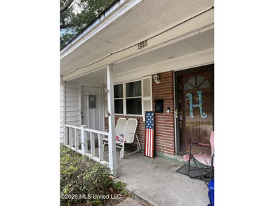 Only a couple of blocks from the BEACH!! This *fixer upper* - photo 2