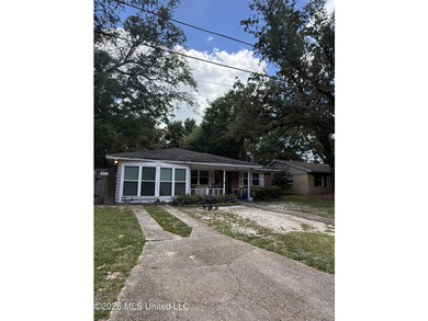Only a couple of blocks from the BEACH!! This *fixer upper* - photo 3