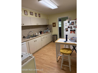 Only a couple of blocks from the BEACH!! This *fixer upper* - photo 9